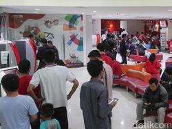 Terakhir Registrasi, Pemilik Kartu Ramaikan Gerai Telkomsel