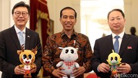 Presiden Jokowi saat berfoto bersama Dubes Korut dan Korsel di Istana Merdeka, Senin (30/4/2018).