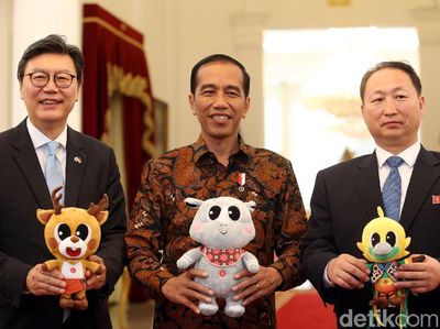 Jokowi Sambut Dubes Korsel dan Korut di Istana Merdeka