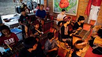 Dia belajar main gamelan. Selain itu Martin Garrix sempat yoga serta menari bersama anak-anak Bali (martingarrix/Instagram) 