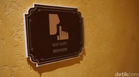Dekorasi musala di Hong Kong Disneyland berwarna dominan coklat muda. Tanda untuk tenang dan menghormati antar pengunjung ketika di musala (Kanavino/detikTravel)