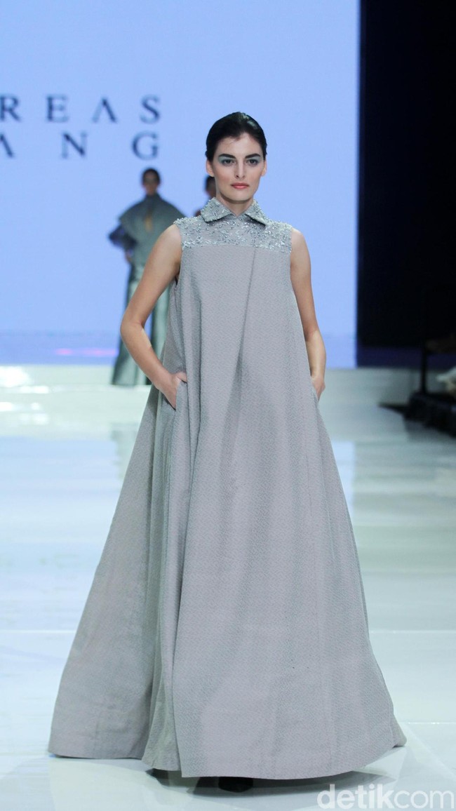 Fashion show koleksi terbaru dari Andreas Odang bertema ‘Serenity’ yang mengangkat tenun Garut di Ballroom Hotel Haris, Kelapa Gading, Jakarta, Kamis [20/4/2018]. [Foto: Mohammad Abduh/Wolipop]