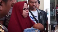 Foto: Bayi Aditya kini telah kembali ke pelukan ibunda. Fotografer: Matius Alfons/detikcom