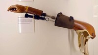 Arm with a gun merupakan alat ini cocok digunakan untuk melumpuhkan lawan dari jarak dekat tanpa memberi rasa curiga. Untuk menembakkan pistol ini, Anda hanya perlu menusuk jari Anda pada musuh. Istimewa/brightside.me.