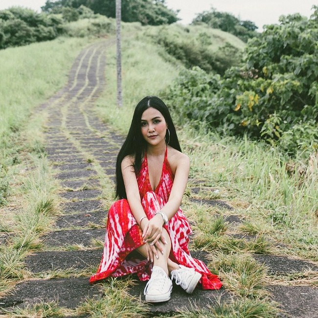 Pang Ployvarin kerap liburan ke berbagai belahan dunia, salah satunya ke Indonesia. Dia berpose dengan tie dye dress di Bukit Campuhan, Ubud, yang kini menjadi lokasi wisata populer karena memiliki pemandangan indah. Foto: Instagram/pang ployvarin