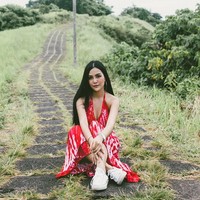 Pang Ployvarin kerap liburan ke berbagai belahan dunia, salah satunya ke Indonesia. Dia berpose dengan tie dye dress di Bukit Campuhan, Ubud, yang kini menjadi lokasi wisata populer karena memiliki pemandangan indah. Foto: Instagram/pang ployvarin