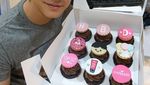 Suka Cupcake dan Kue, Ini Pose Keren Mario Maurer Saat Sedang Makan