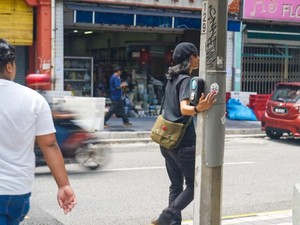 Seniman Malaysia Melawan Pemerintah dengan Stiker