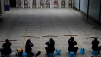 Walau busur sudah menjadi darah daging, tetap saja orang yang memegang senjata ini harus mempunyai lisensi terdahulu.(Aly Song/Reuters)