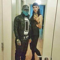 Sebelum mengubah seluruh tubuhnya menjadi berwarna hitam, Adam Curlykale menderita kanker usus besar. Dia pun menjalani berbagai pengobatan mulai dari radioterapi, kemoterapi, terapi molekular hingga terapi stem cell. Foto: Instagram/adam.curlykale