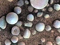 Deretan Foto Aneh yang Tampak di Planet Mars