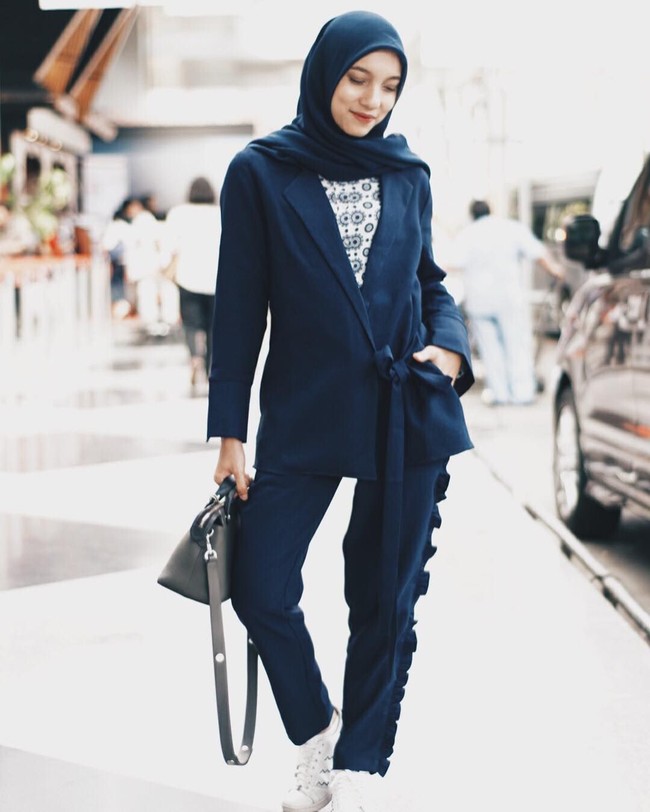 Agar tampil tak membosankan, Jenahara memadukan blazer dengan celana beraksen unik. Ia pun terlihat lebih kasual dengan mengenakan sneakers. Foto: Instagram/JenaharaNasution