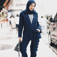 Agar tampil tak membosankan, Jenahara memadukan blazer dengan celana beraksen unik. Ia pun terlihat lebih kasual dengan mengenakan sneakers. Foto: Instagram/JenaharaNasution