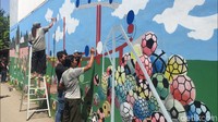 Mural yang dibuat mengambil tema kampung piala dunia, untuk menyambut gelaran Piala Dunia tahun 2018. Kita mengikuti lomba menghias kampung dari TransMedia, kata Lurah Pekiringan Gandi. (Foto: Sudirman Wamad/detikcom)