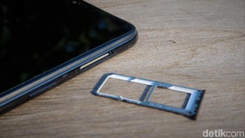 Oppo F7 128 GB memiliki slot dual SIM Card dan satu slot microSD. Foto: Adi Fida Rahman/detikINET