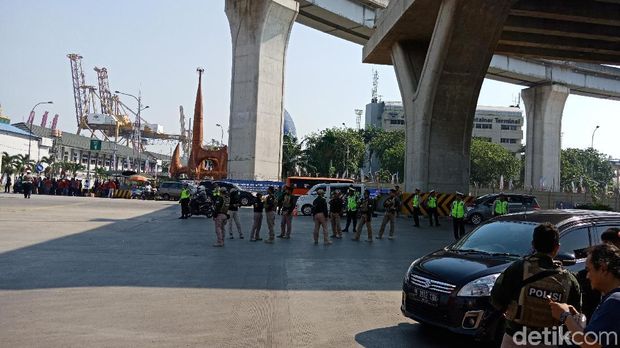 Massa Buruh Juga Penuhi Pelabuhan Tanjung Priok