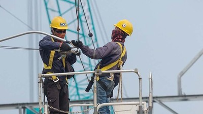 Pekerja Kebut Pembangunan MRT Jakarta Siang dan Malam