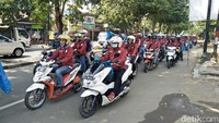 Kebanyakan para buruh mengendarai skutik seperti Yamaha NMax, Honda PCX, Honda BeAT, Honda Scoopy, Honda Vario, Suzuki Satria hingga Yamaha X-Ride.Foto: Ruly Kurniawan