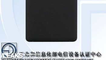 Bila beralih ke bagian belakang ponsel, KEYone 2 hadir dengan dual camera yang tepat disampingnya tersemat flash dan begitu lambang kebesaran BlackBerry di bagian bawahnya. Foto: Istimewa