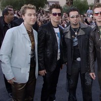 Kacamata frameless juga jadi elemen gaya terpenting boyband yang populer dengan hits Bye, Bye, Bye ini. Entah itu  di panggung atau karpet merah. Foto: Dok. Getty Images