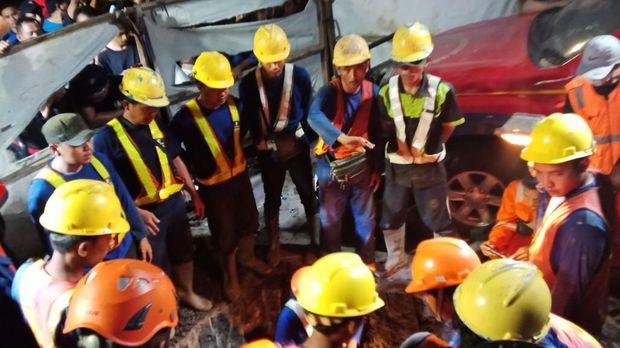 Basarnas Bantu Evakuasi Petugas yang Terperosok di Gorong-gorong