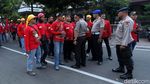 Menuju Bundaran HI, Massa Buruh Dihadang Polisi