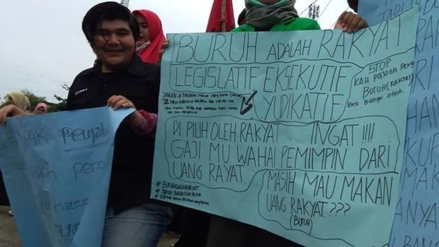 Sebelum berdoa, mahasiswa juga berjalan kaki mengelilingi kota berorasi menuntut kesejahteraan buruh.