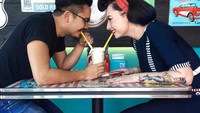 Pria kelahiran tahun 1990 ini, sering membagikan foto kebersamaannya dengan sang istri. Ini pose manis mereka ketika tengah menikmati milkshake vanila bersama. Foto: Instagram @derbyromero