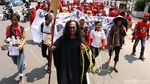 Teaterikal Iblis Jahat di Demo Buruh