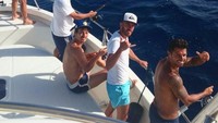 Kalau David Silva, gelandang asal Spanyol ini paling suka liburan kembali ke alam. Dia juga gemar mancing lho! (david21lva/Instagram)