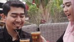 10 Aksi Ustad Solmed Saat Makan Bareng Politisi Sampai Suapi Anak