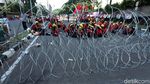 Menuju Bundaran HI, Massa Buruh Dihadang Polisi