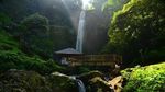 Tempat Asyik Leyeh-leyeh di Bandung, Depannya Air Terjun