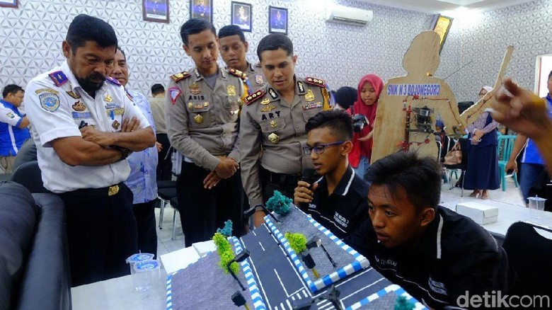Adu Kreasi Pelajar SMK/SMU Tekan Laka Lantas di Bojonegoro Adu Kreasi Pelajar SMK/SMU Tekan Laka Lantas di Bojonegoro