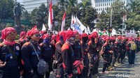 Ribuan buruh tampak berkumpul di sekitar kawasan Patung Kuda di depan Monas.