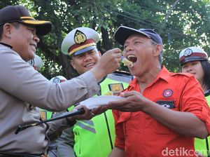 Saat Polisi Kabupaten Bandung Suapi Buruh Tumpeng Sebelum Demo