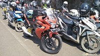 Aksi ini dikawal oleh tiga komunitas sepeda motor Honda, salah satunya Honda Owners Club (HOC). Maka, meski banyak roda dua yang mengaspal aksi ini berjalan dengan aman dan tidak arogan. Foto: Ruly Kurniawan