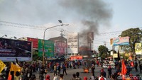 Foto: Aksi Hari Buruh yang digelar oleh berbagai elemen mahasiswa di Yogyakarta berujung ricuh, saling lempar batu, hingga membakar pos  polisi. Satu orang ditangkap dalam aksi yang dilakukan di simpang tiga depan kampus Universitas Islam Negeri (UIN) Sunan Kalijaga.Ristu Hanafi/detikcom