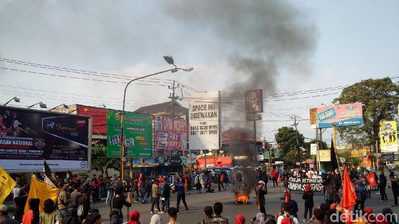 Aksi May Day di Yogya, Massa Bakar Pos Polisi Aksi May Day di Yogya, Massa Bakar Pos Polisi