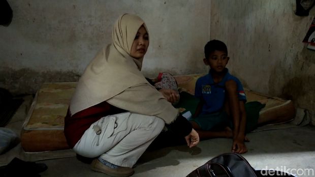 Tetangga datang menjenguk