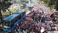Lalu lintas ditutup kecuali jalur busway.