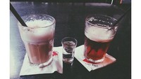 Just a couple forever, a couple of forevers.., tulisnya. Wah, kira-kira aktris cantik ini lagi minum sama siapa, ya kala itu? Foto: Instagram @gistaputri