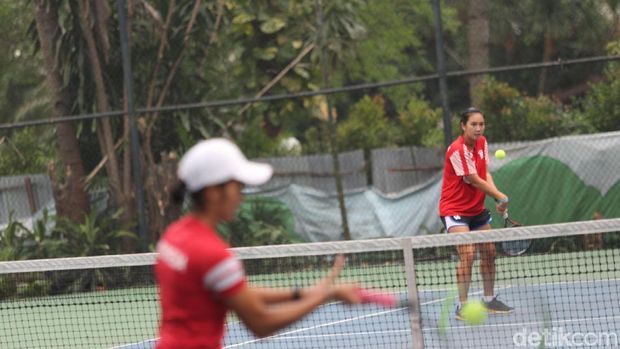 Aldilla Sutjiadi melakukan backhand saat berlatih di pelatnas tenis.