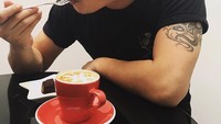 Legitnya kue cokelat jadi pilihan Derby, untuk menemaninya menghabisi secangkir kopi latte yang masih hangat. Foto: Instagram @derbyromero
