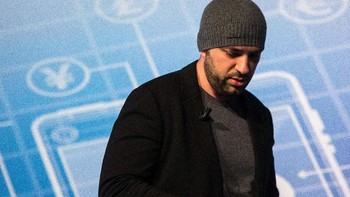 Latar belakang bukanlah alasan untuk kegagalan dalam hidup. Koum pernah hidup miskin. Dia melakukan pekerjaan kasar seperti membersihkan dan mengepel toko kelontong sementara ibunya mengambil pekerjaan menjaga anak. Foto: Getty Images