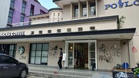 Foto: Peringatan Hari Buruh di Kota Bandung dicoreng oleh kelakuan sejumlah oknum yang melakukan aksi vandalisme. Pantauan detikcom sepanjang Jalan Dipatiukur, sejumlah rumah, pertokoan, hingga perkantoran dicorat-coret menggunakan atau cat semprot oleh oknum massa. Warga yang melihat aksi tersebut tak berkutik karena takut. (Tri Ispranoto-detikcom)