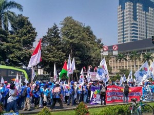 Ribuan Buruh Peringati May Day di Patung Kuda Depan Monas
