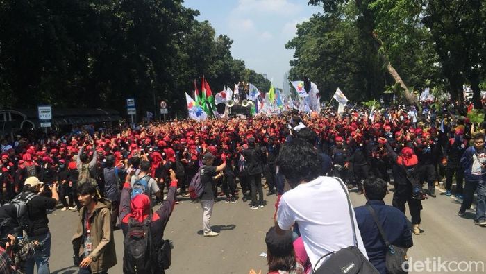 Foto: Ketum PBB Yusril Ihza Mahendra menemui massa KSPI. (Ibnu-detikcom) Foto: Ketum PBB Yusril Ihza Mahendra menemui massa KSPI. (Ibnu-detikcom)