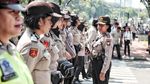 Aksi Polisi Jaga Demo Buruh