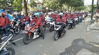 Karyawan PT Astra Honda Mtor (AHM) menggunakan sepeda motor Honda Sebut saja mulai dari Honda Grand, Tiger, BeAT, Scoopy, hingga PCX dan CBR ikut dalam rombongan, dengan menggunakan jalur Cikarang-Karawang-Kalimalang-Sunter-sampai Monas. Foto: Ruly Kurniawan/DetikOto
